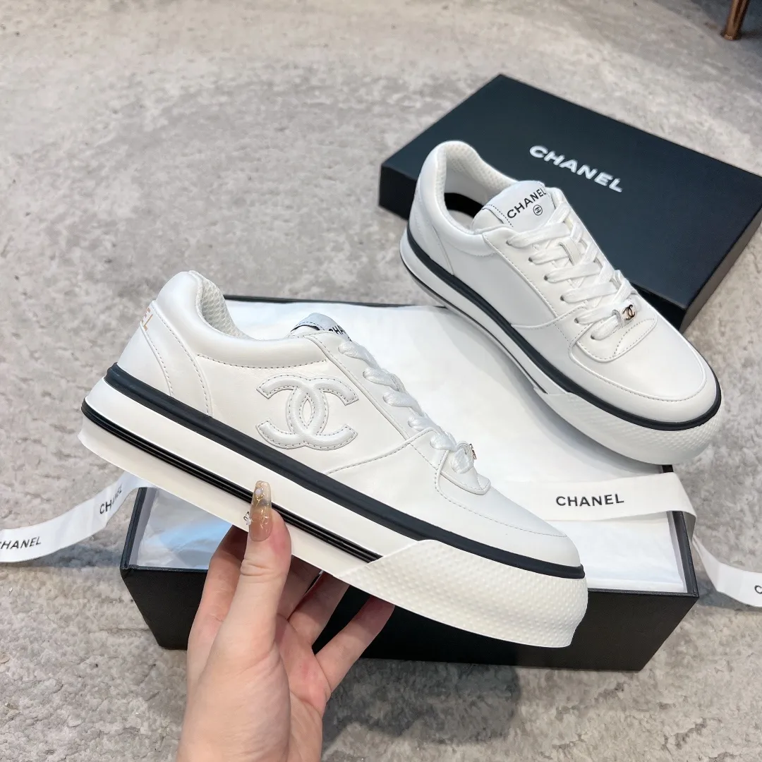 👟👟Ex-factory price 520👟👟 Chanel 23b new panda shoes C's new casual white shoes sneakers There is a reason why these shoes are so popular 🔥 They are so comfortable. They are a shoe that coexists with comfort, beauty and versatility. You can easily walk ten thousand or twenty thousand steps without any pressure. The original development last shape is delicate and stylish, and you are not afraid of wide feet. It will not make your feet fat, and it looks good and comfortable on your feet! It feels very light on the feet! Comfortable and breathable! Super whitening‼ ️It’s really a perfect match. Upper: first-layer cowhide/➕sheepskin lining. Exclusive 1:1 original customization [different from market currency‼ ️】The foot pads are made of imported mixed sheepskin, which is breathable and comfortable! ✔ T👟👟Ex-factory price U outsole exclusive original development private model! Differentiating the market rubber outsole‼ ️✔ Size: 35-39 (40 orders cannot be returned or exchanged)